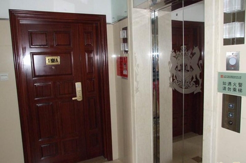 大门正对电梯门风水犯了镰刀煞